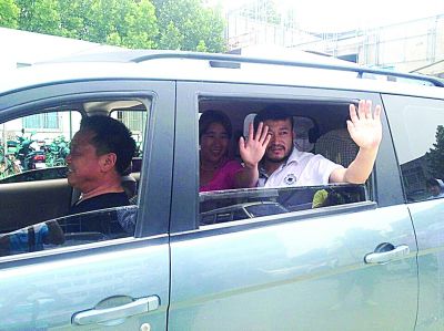 孫正龍和妻子、家人，揮手和醫(yī)護人員告別。張凌飛