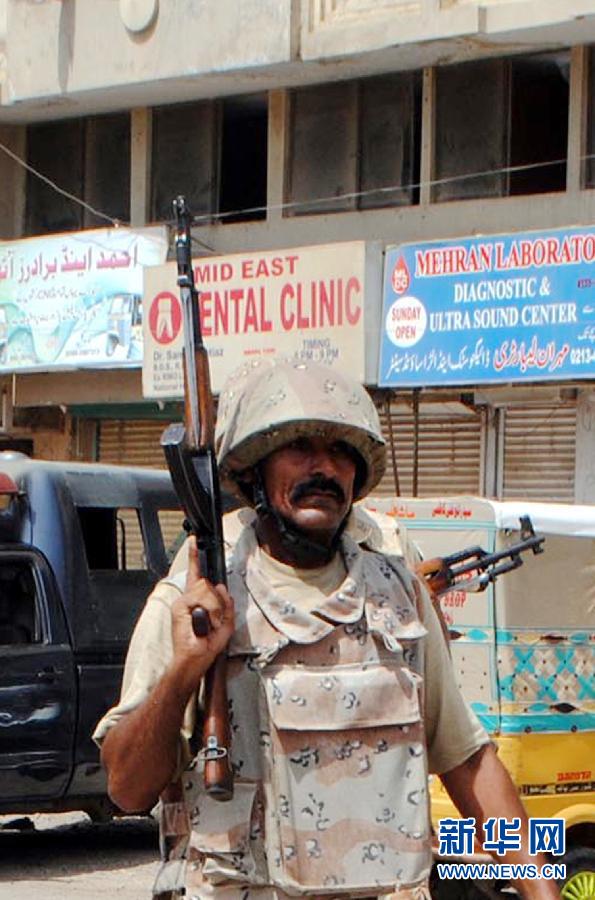 6月10日，在巴基斯坦南部城市卡拉奇真納國際機(jī)場附近，安全人員在街頭警戒。