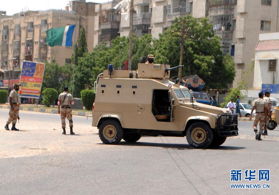 6月10日，在巴基斯坦南部城市卡拉奇真納國際機(jī)場附近，安全人員在街頭警戒。