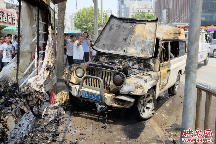 火災撲滅后，交警部門將車進行拖離。