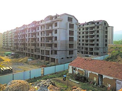 住宅樓的外立面還未裝修，但據(jù)售樓處工作人員介紹，第一批開盤已經(jīng)賣掉了99套。