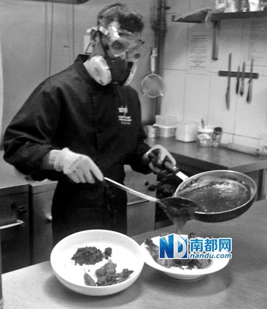 廚師在烹制最辣雞腿醬時要戴“防辣”面罩。