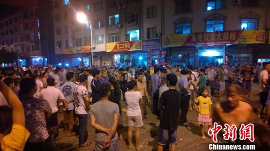 事發(fā)后民眾仍未離去。 王剛 攝