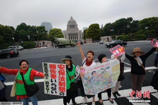 當?shù)貢r間5月13日，日本示威者在位于東京的國會議事堂外高喊口號，反對日本政府計劃修憲以解禁自衛(wèi)權(quán)。