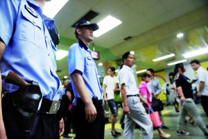 地鐵內(nèi),攜槍巡邏。