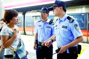 地鐵內(nèi),遇到群眾求助。