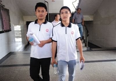 昨日下午5時,江西宜春“奪刀少年”柳艷兵和易政勇順利完成單獨高考,走出考場。