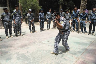 　5日，伊拉克巴格達(dá)，新招募的安全部隊(duì)成員進(jìn)行訓(xùn)練。