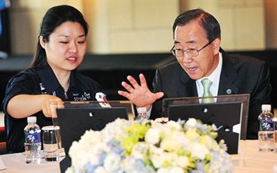 2008年7月，聯(lián)合國(guó)秘書(shū)長(zhǎng)回到韓國(guó)時(shí)，特意會(huì)見(jiàn)李炤燕。