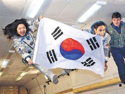 　2007年9月10日，李炤燕（左）在俄羅斯首都莫斯科接受零重力飛行訓(xùn)練。