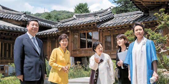 照片中左起分別是習近平、樸槿惠、家具博物館館長鄭美淑(音)、隨同翻譯、彭麗媛。