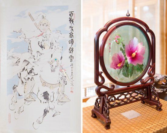 　當?shù)貢r間2014年7月4日，中國國家主席習近平向韓國總統(tǒng)樸槿惠贈送的趙云畫像（左）和木槿花玻璃工藝