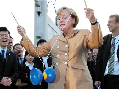 2007年8月27日，北京，默克爾正在玩扯鈴。