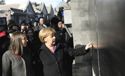 2012年2月2日，北京，默克爾來(lái)到南鑼鼓巷游覽。