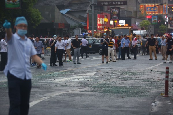 　圖為醫(yī)護(hù)人員到現(xiàn)場救援。