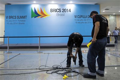 　13日，福塔萊薩的塞阿拉州會展中心，工作人員布置會場新聞發(fā)布廳。