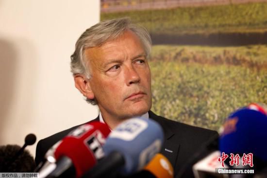 7月17日，在荷蘭阿姆斯特丹斯希普霍爾機場舉行的的新聞發(fā)布會上，馬航歐洲區(qū)負責(zé)人介紹情況。