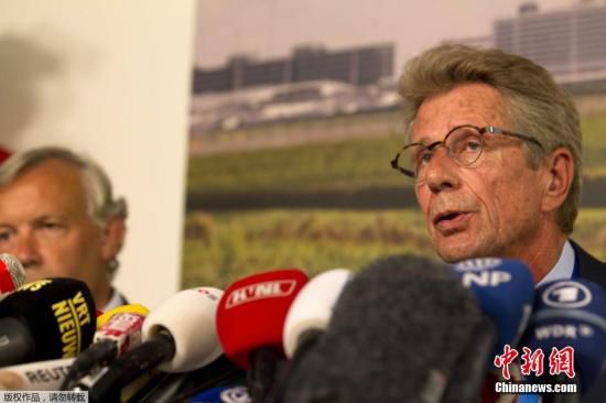 7月17日，在荷蘭阿姆斯特丹斯希普霍爾機場舉行的的新聞發(fā)布會上，馬航歐洲區(qū)負責(zé)人介紹情況。