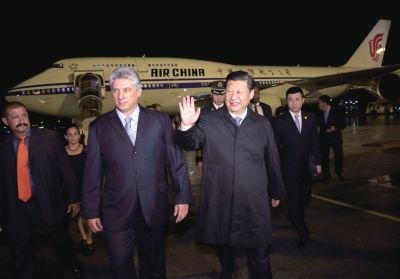 21日晚,習近平乘坐的專機抵達哈瓦那何塞·馬蒂國際機場。古巴國務(wù)委員會第一副主席兼部長會議第一副主席