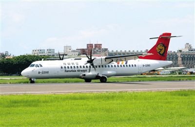 一架停在地面的臺灣復(fù)興航空ATR72型客機。昨日，一架高雄飛往馬公的復(fù)興航空ATR72-500型客機在澎湖發(fā)生緊急迫降意外，事故航班號GE222。新華社發(fā)