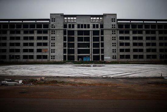 2014年7月11日，安徽省宿州市蕭縣，空置廢棄的縣政府新大樓。 澎湃新聞 楊一 圖