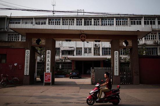 這是一座老城區(qū)的四層老式辦公樓。