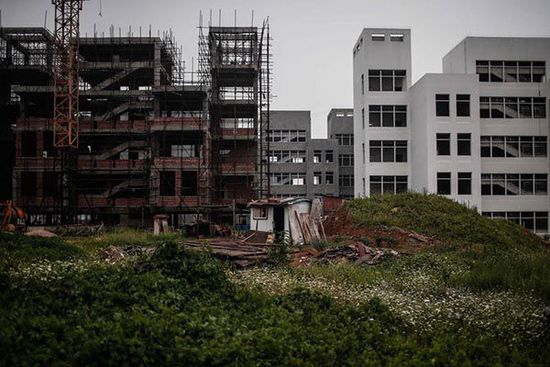 2014年7月11日，安徽省宿州市蕭縣，荒棄的政府新辦公樓前荒草一片。 澎湃新聞 楊一 圖