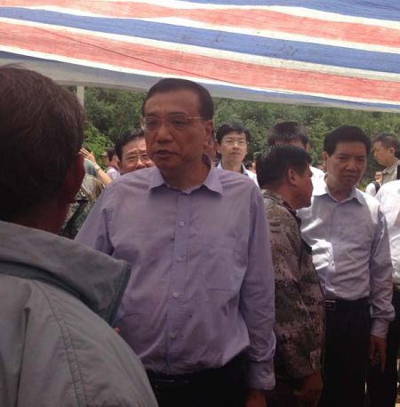 走進(jìn)帳篷，總理就握住蔡官耀的雙手說：“不行，這個帳篷太簡易了”。說完這句，叮囑蔡官耀，“不能回家住”