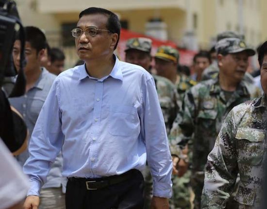 　8月4日，中共中央政治局常委，國務(wù)院總理李克強(qiáng)在云南魯?shù)榈卣馂?zāi)區(qū)察看災(zāi)情。