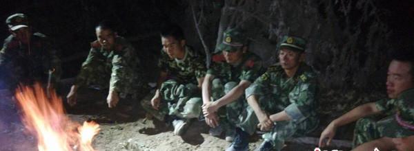 8月5日晚，受困官兵等待天亮以后的救援。