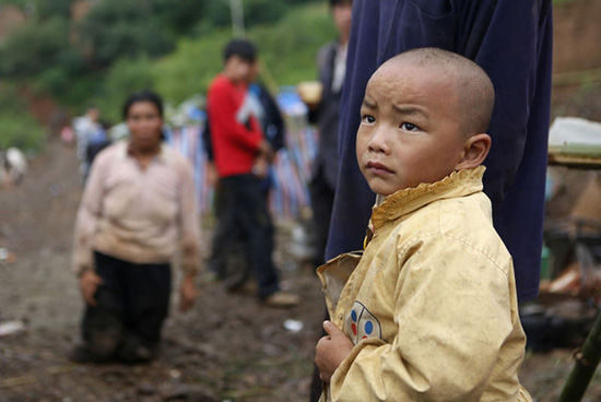 帳篷有限，尚有不少村民沒有地方躲雨。澎湃新聞 程藝輝 圖
