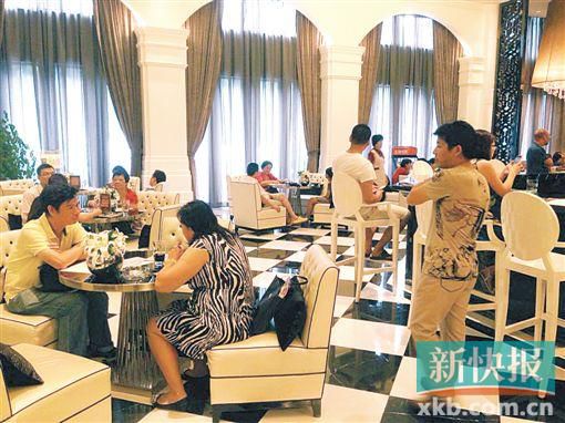 　昨天雖是工作日,但南海區(qū)某樓盤客流不少。