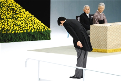 8月15日，日本東京舉行的“全國(guó)戰(zhàn)歿者追悼?jī)x式”上，日本首相安倍晉三向戰(zhàn)歿者鞠躬致意。