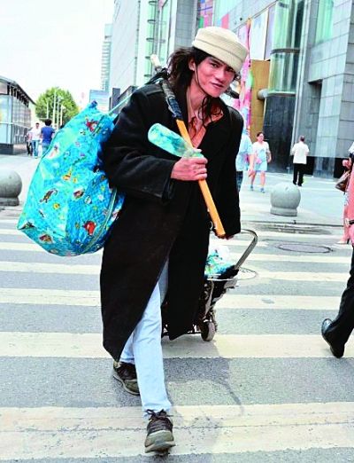 在武廣附近拍攝到的拾荒男。