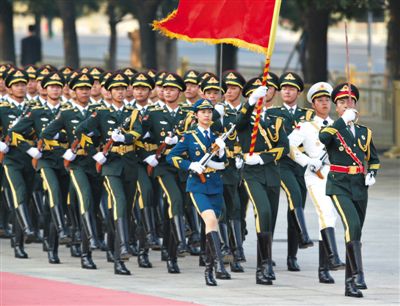 昨日，151人最大陣容的三軍儀仗隊(duì)，著新式禮賓服接受檢閱。這也是解放軍儀仗隊(duì)、軍樂團(tuán)新式禮賓服首次亮