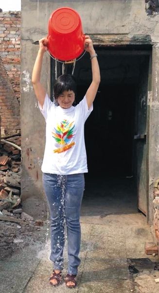 20日下午，央視主持人張泉靈參與“冰桶挑戰(zhàn)賽”。圖片來(lái)自微博