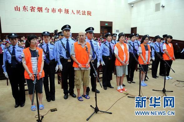 8月21日，被告人張帆、張立冬、呂迎春、張航、張巧聯(lián)到庭。法庭逐一核對被告人身份。