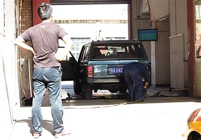 一家汽車檢測場正在檢測車輛。