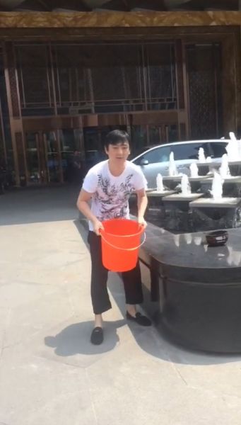 王思聰在進(jìn)行冰桶挑戰(zhàn)。