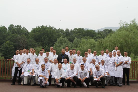 幾十位光頭廚師的大合照。 花惠生 供圖