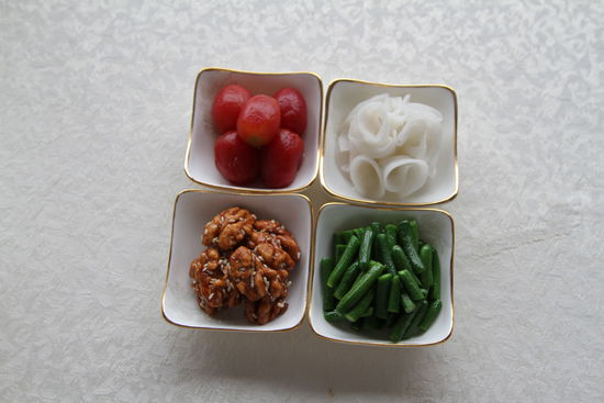 四調(diào)味：圣女果、蓮藕、核桃仁、小黃瓜。 花惠生 供圖