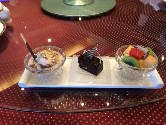 西點水果拼盤、巧克力布朗尼、冰淇淋。 花惠生