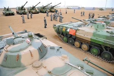 8月21日,在朱日和基地,中外參演部隊(duì)代表在裝備展覽交流活動(dòng)現(xiàn)場(chǎng)參觀中國(guó)人民解放軍裝備。