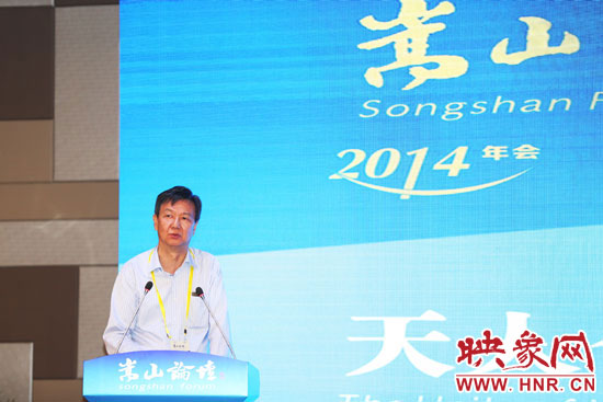 國務院發(fā)展研究中心原副主任、研究員盧中原演講。