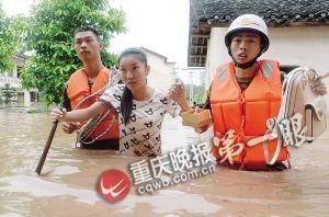 長(zhǎng)壽區(qū)，消防官兵搜救被困群眾。