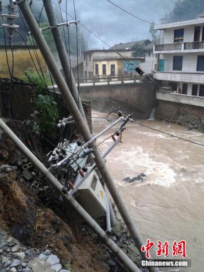 9日以來，陜西省鎮(zhèn)巴縣持續(xù)出現(xiàn)強秋淋天氣，21鎮(zhèn)不同程度受災，電力、交通、移動通訊一度中斷。