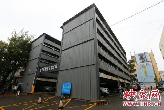 目前，市區(qū)內(nèi)的停車場數(shù)量還不能滿足廣大市民的需求。