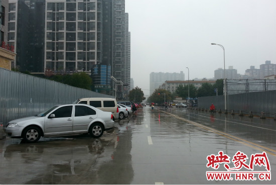 由于停車場分配不均，廣大私家車主選擇將車停在路邊。