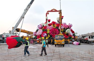 吊裝現(xiàn)場(chǎng)。昨晚，天安門(mén)立體主花壇“祝福祖國(guó)”完工，今天起供游人參觀。