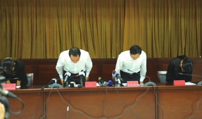 昆明通報(bào)明通小學(xué)踩踏事故原因，官員鞠躬致歉。圖/東方IC